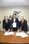Celso Guelfi, presidente da GTA e Antonio Azevedo, presidente da ABAV Nacional, assinam o acordo de parceria. Gelson Popazoglo, diretor-comercial da GTA, ao meio.